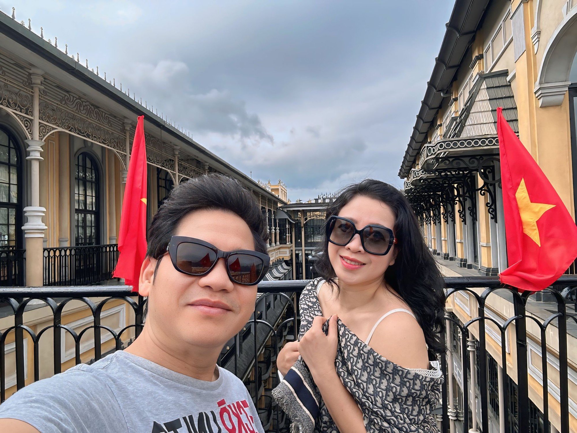 Nhan sắc vợ vừa đẹp, vừa giỏi của "ông hoàng nhạc đỏ đình đám - Ảnh 2.