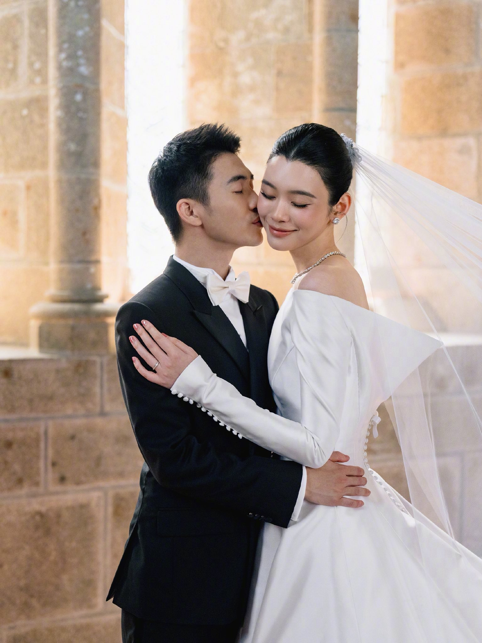 Đám cưới thượng lưu 1.000 tỷ hot nhất showbiz hôm nay bị "bóc mẽ": Váy cưới thủ công nghi là đồ đi xin, sảnh tiệc thuê chưa đến 2 tỷ- Ảnh 1.