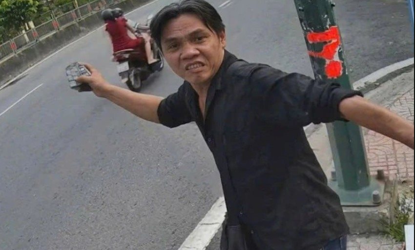 Người đàn ông phá hoại loạt tủ đổi pin xe điện- Ảnh 1.