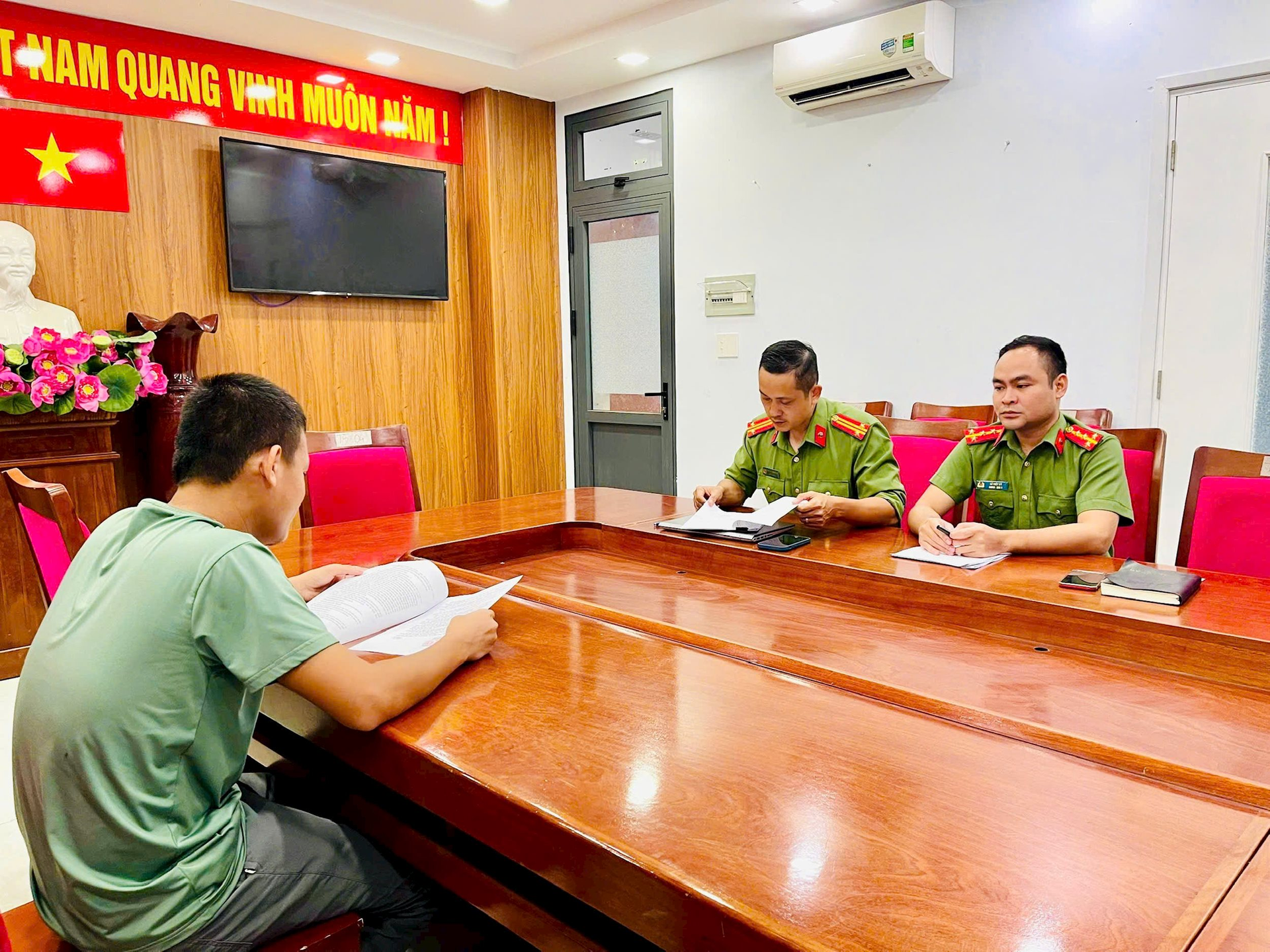 Phát hiện loạt giao dịch rút tiền mặt bất thường: Xử phạt một hộ kinh doanh 137,5 triệu đồng - Ảnh 1.