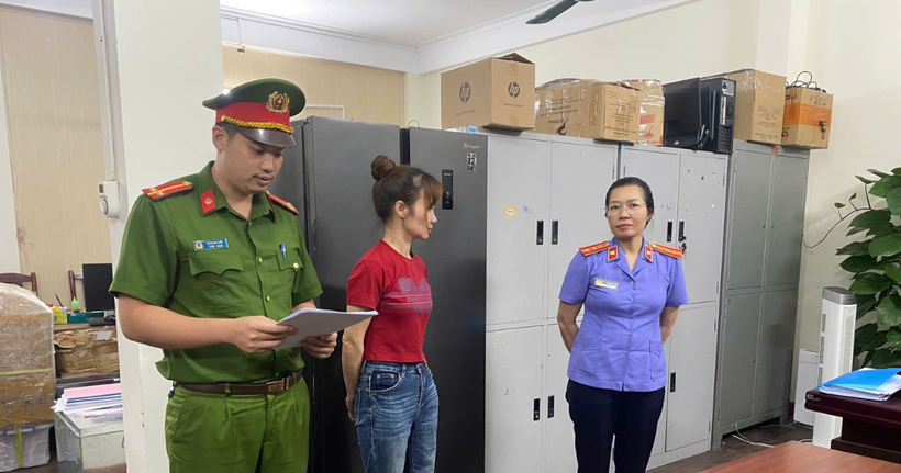 Khởi tố chủ xưởng sản xuất hàng trăm nghìn gói băng vệ sinh, bỉm trẻ em giả - Ảnh 1.