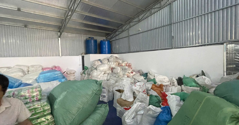 Khởi tố chủ xưởng sản xuất hàng trăm nghìn gói băng vệ sinh, bỉm trẻ em giả - Ảnh 3.
