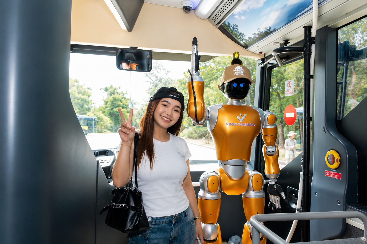 Bắt gặp robot triệu đô của tỷ phú Phạm Nhật Vượng thử việc tại Phú Quốc- Ảnh 2.