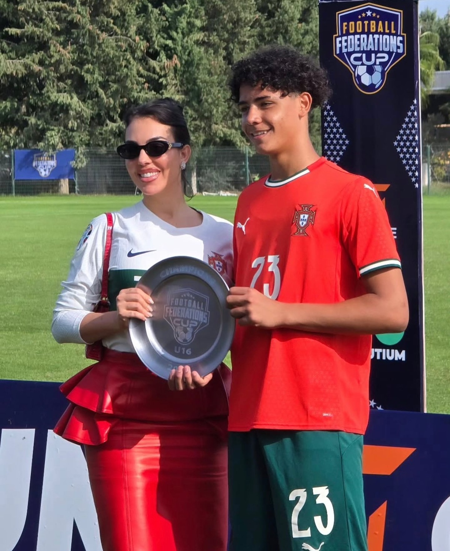 Sóng gió bủa vây Ronaldo ở World Cup, ở nhà Georgina lại âm thầm làm một điều đặc biệt cho con trai riêng của chồng- Ảnh 4.