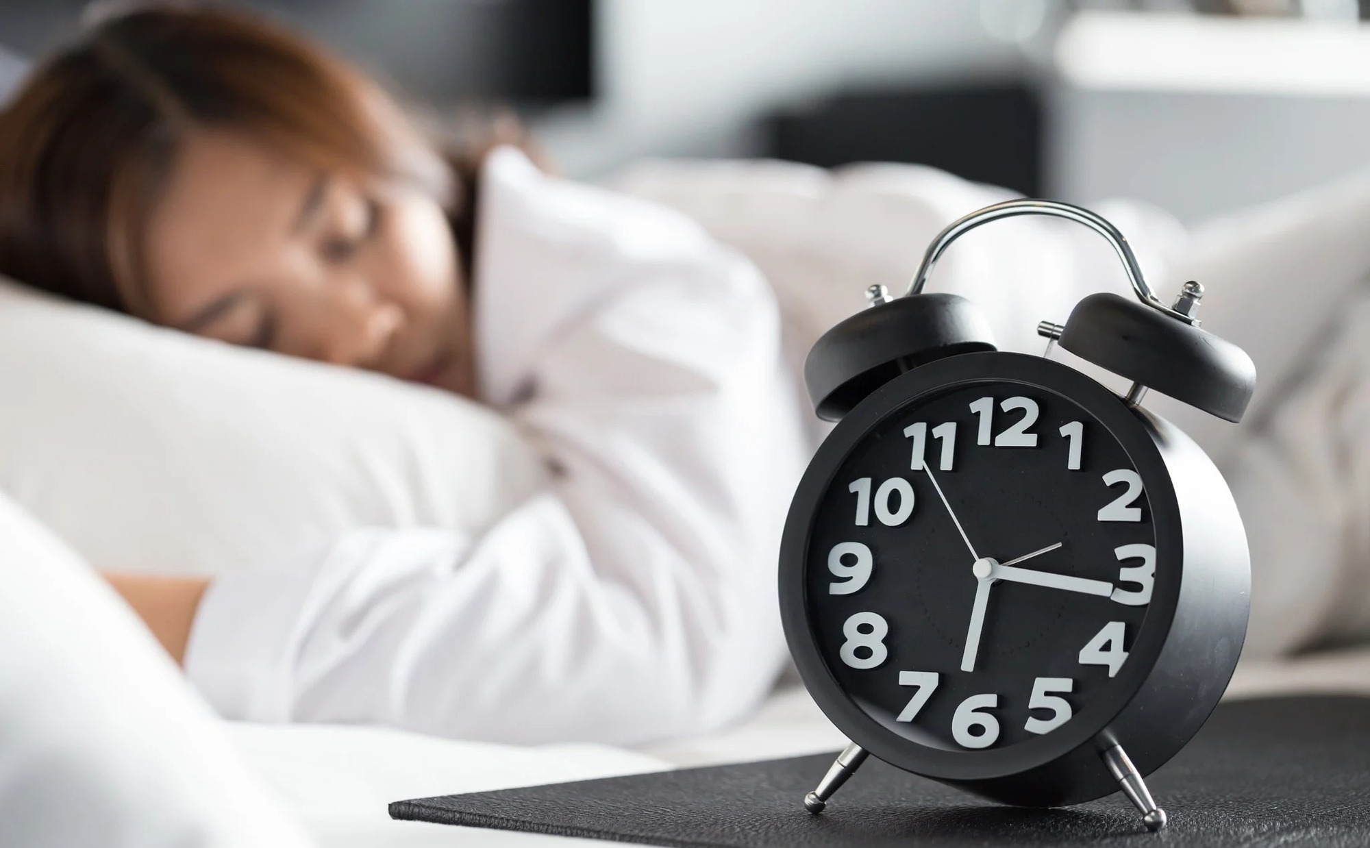Lời khuyên cho những người thường xuyên thức khuya rồi ngủ bù vào cuối tuần- Ảnh 2.