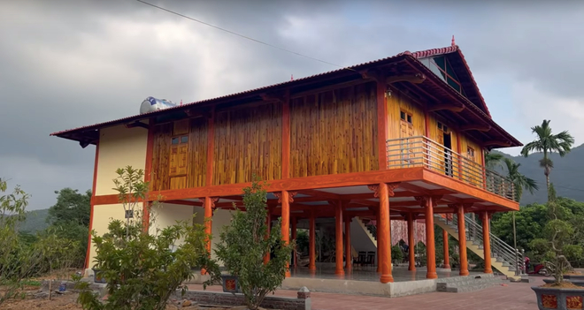 Nam nghệ sĩ Việt xây nhà sàn ốp 8.000 thanh gỗ để báo hiếu bố mẹ: Cả cơ ngơi chất chứa tấm lòng người con- Ảnh 2.