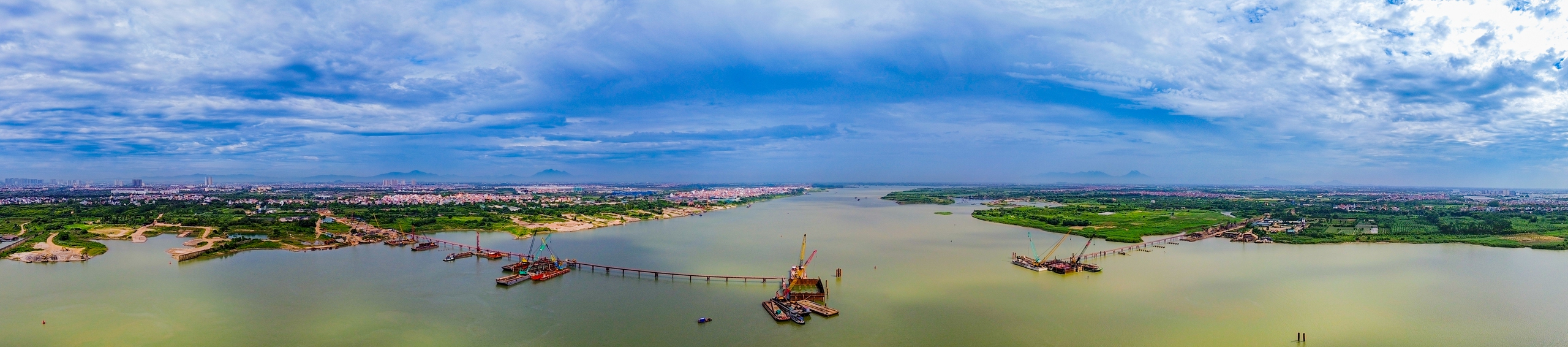 Cận cảnh cây cầu hơn 7.300 tỷ, có trụ tháp hình cánh chim cao bằng toà nhà 25 tầng, dự kiến hoàn thành vào năm sau ở Hà Nội - Ảnh 1.