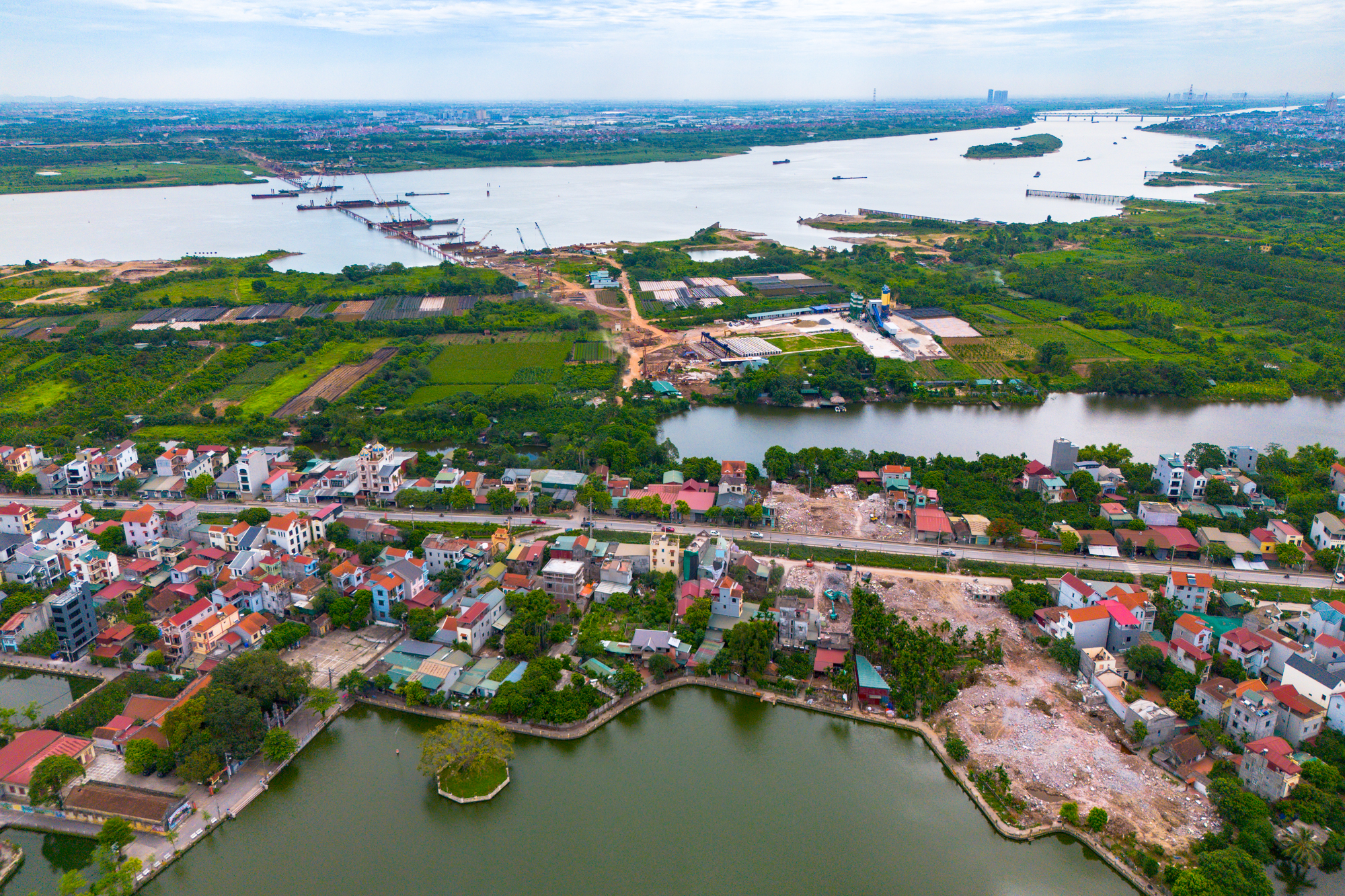 Cận cảnh cây cầu hơn 7.300 tỷ, có trụ tháp hình cánh chim cao bằng toà nhà 25 tầng, dự kiến hoàn thành vào năm sau ở Hà Nội - Ảnh 14.