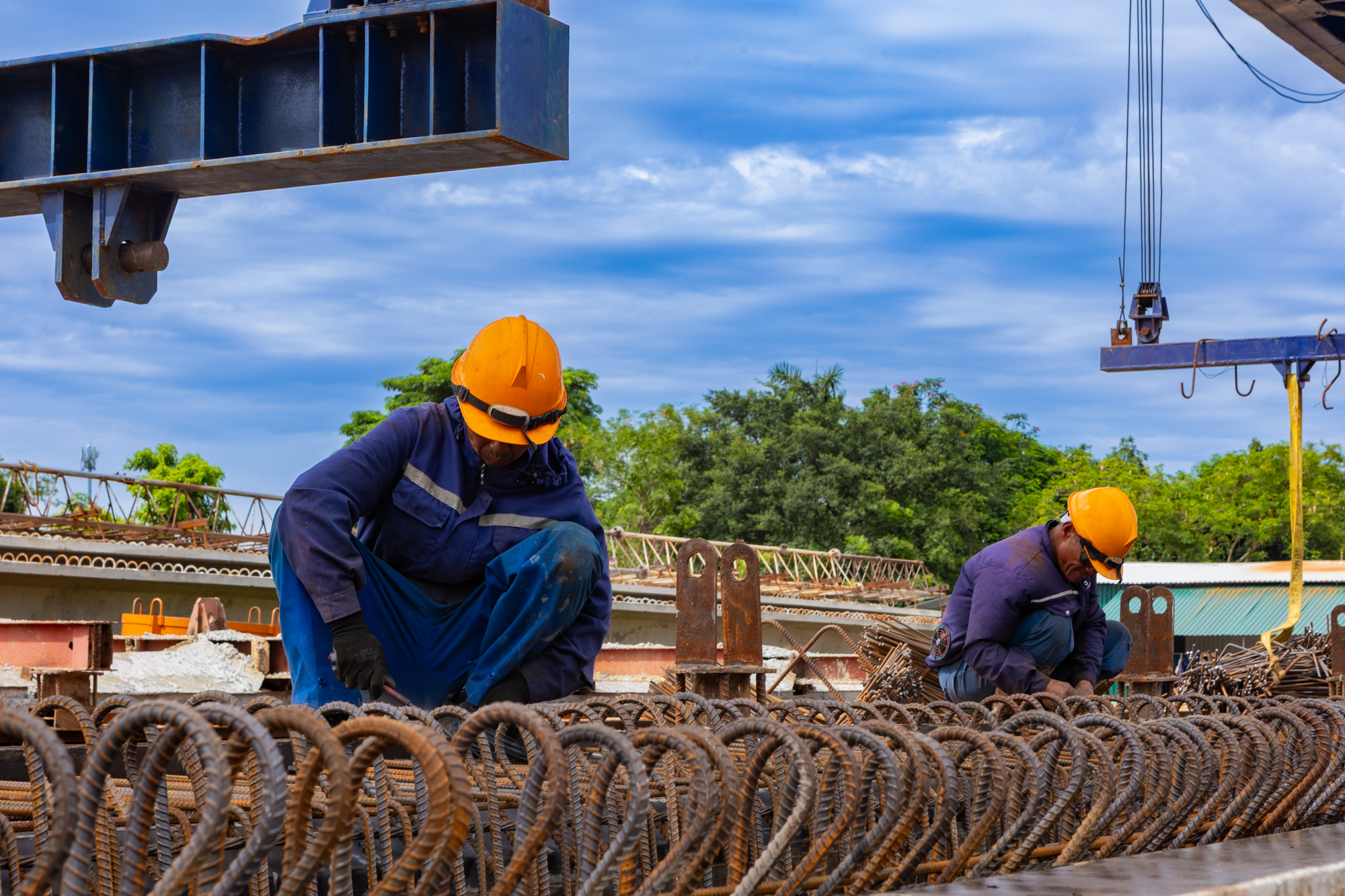 Cận cảnh cây cầu hơn 7.300 tỷ, có trụ tháp hình cánh chim cao bằng toà nhà 25 tầng, dự kiến hoàn thành vào năm sau ở Hà Nội - Ảnh 6.