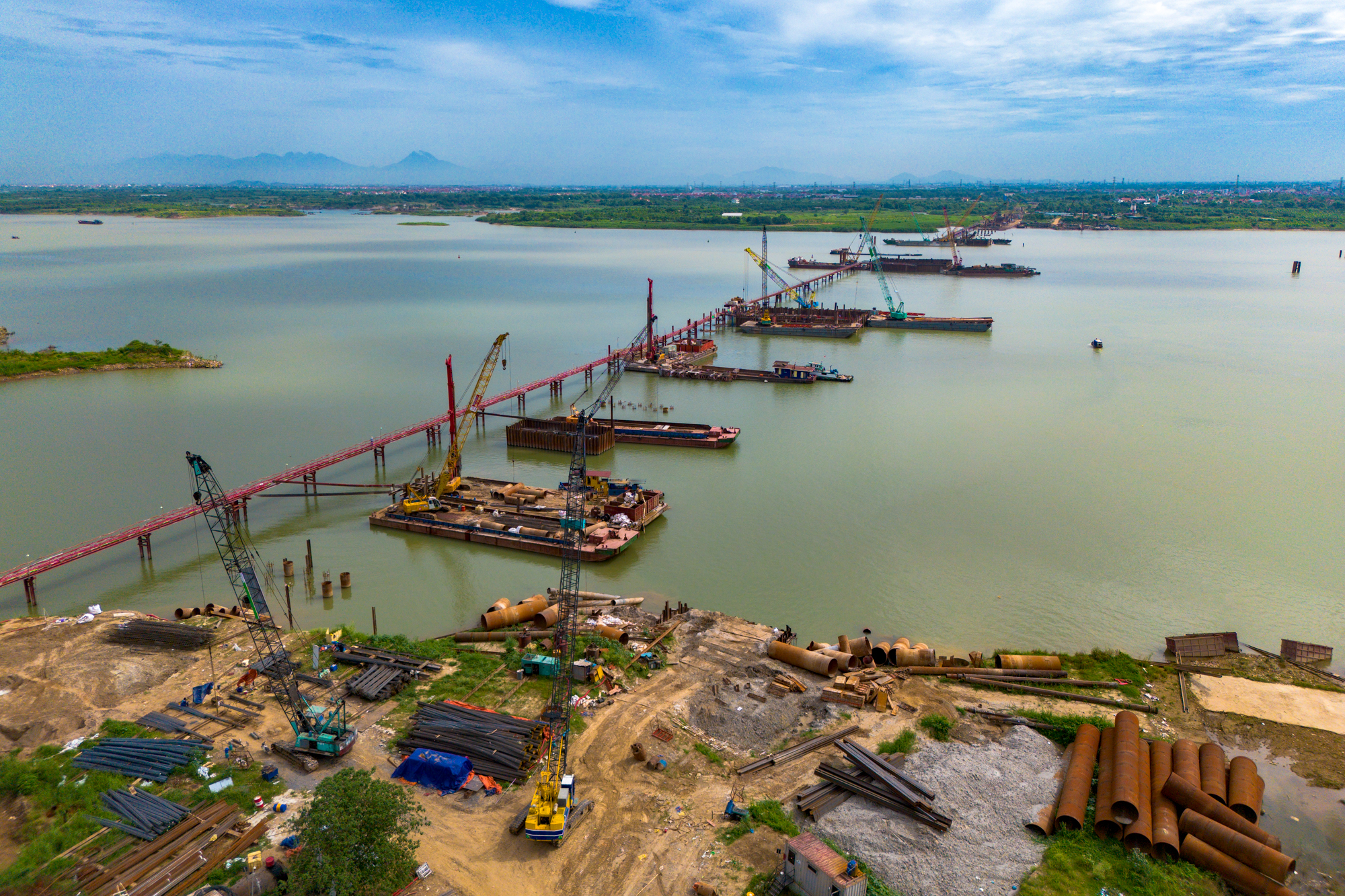 Cận cảnh cây cầu hơn 7.300 tỷ, có trụ tháp hình cánh chim cao bằng toà nhà 25 tầng, dự kiến hoàn thành vào năm sau ở Hà Nội - Ảnh 10.