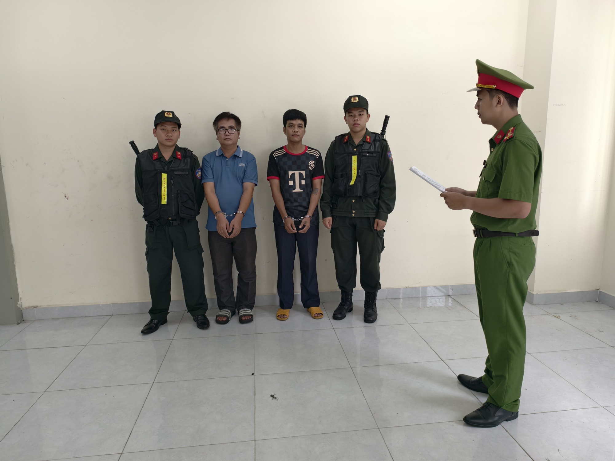 Công an TPHCM bắt Giám đốc Công ty Giày Dép Thắng Đạt - Ảnh 1.