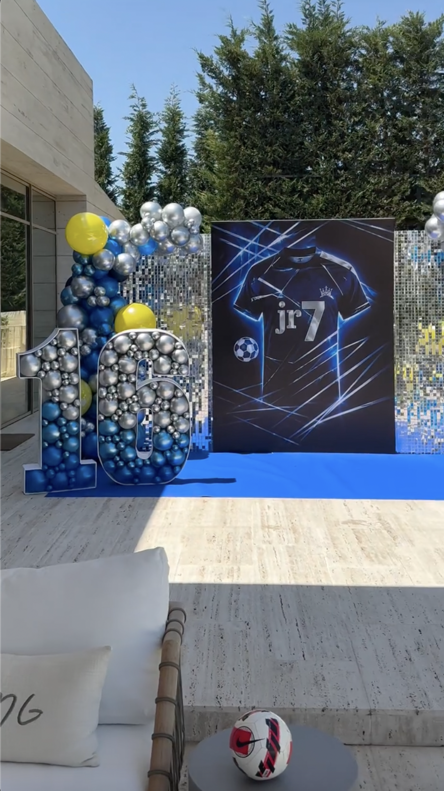 Sóng gió bủa vây Ronaldo ở World Cup, ở nhà Georgina lại âm thầm làm một điều đặc biệt cho con trai riêng của chồng- Ảnh 2.