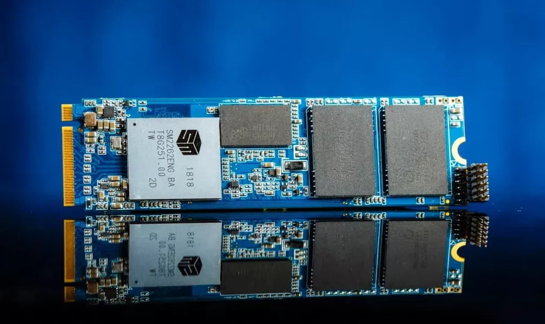 Sếp hãng bán dẫn cảnh báo: Thị trường SSD bán lẻ gần như bị bóp nghẹt, AI hút sạch nguồn cung chip- Ảnh 1.