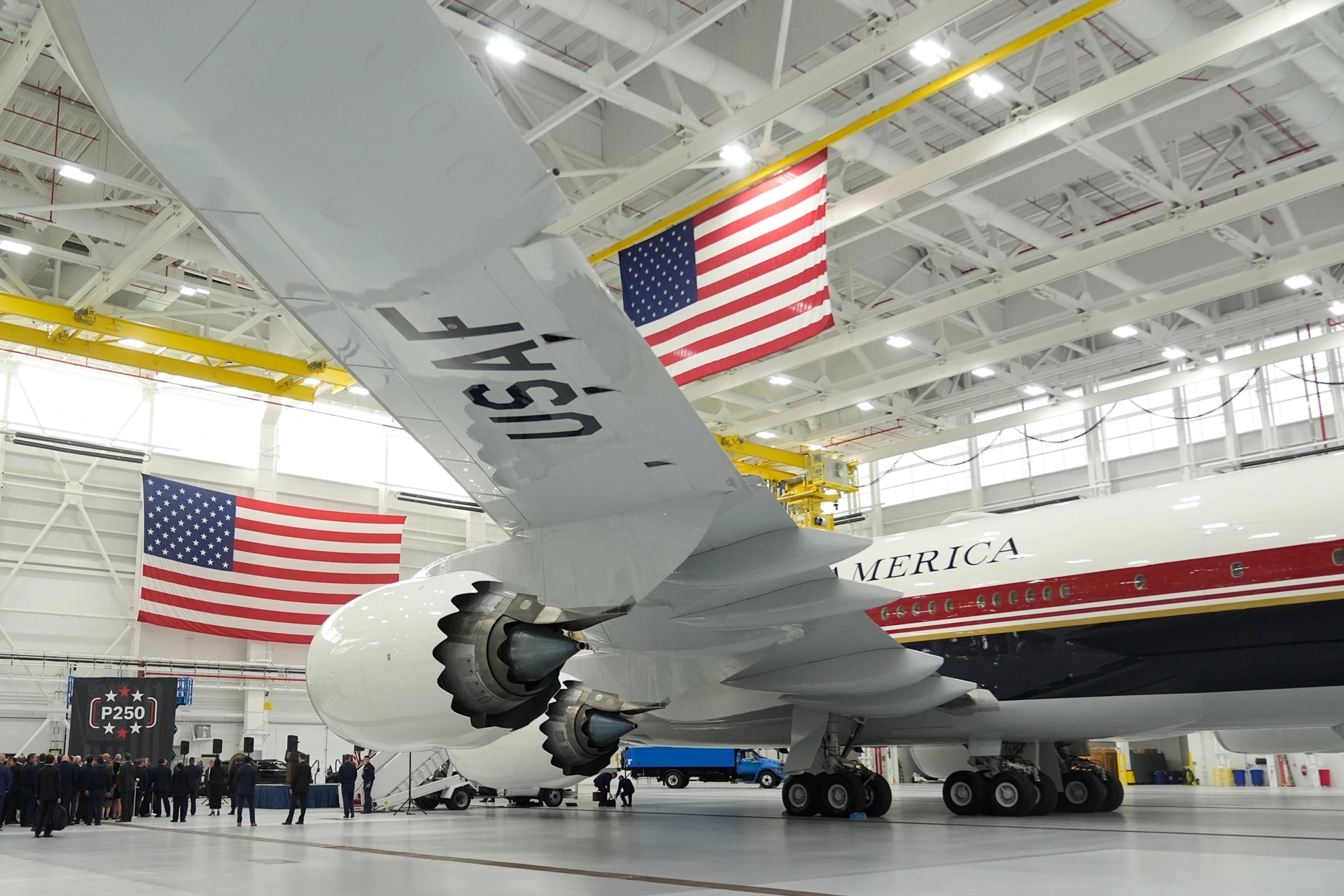 Tổng thống Donald Trump ra mắt chiếc Air Force One mới - Ảnh 2.