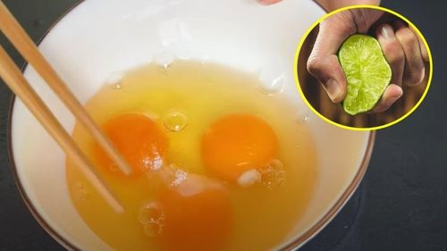 Vì sao nên vắt chanh vào trứng trước khi rán?- Ảnh 1.