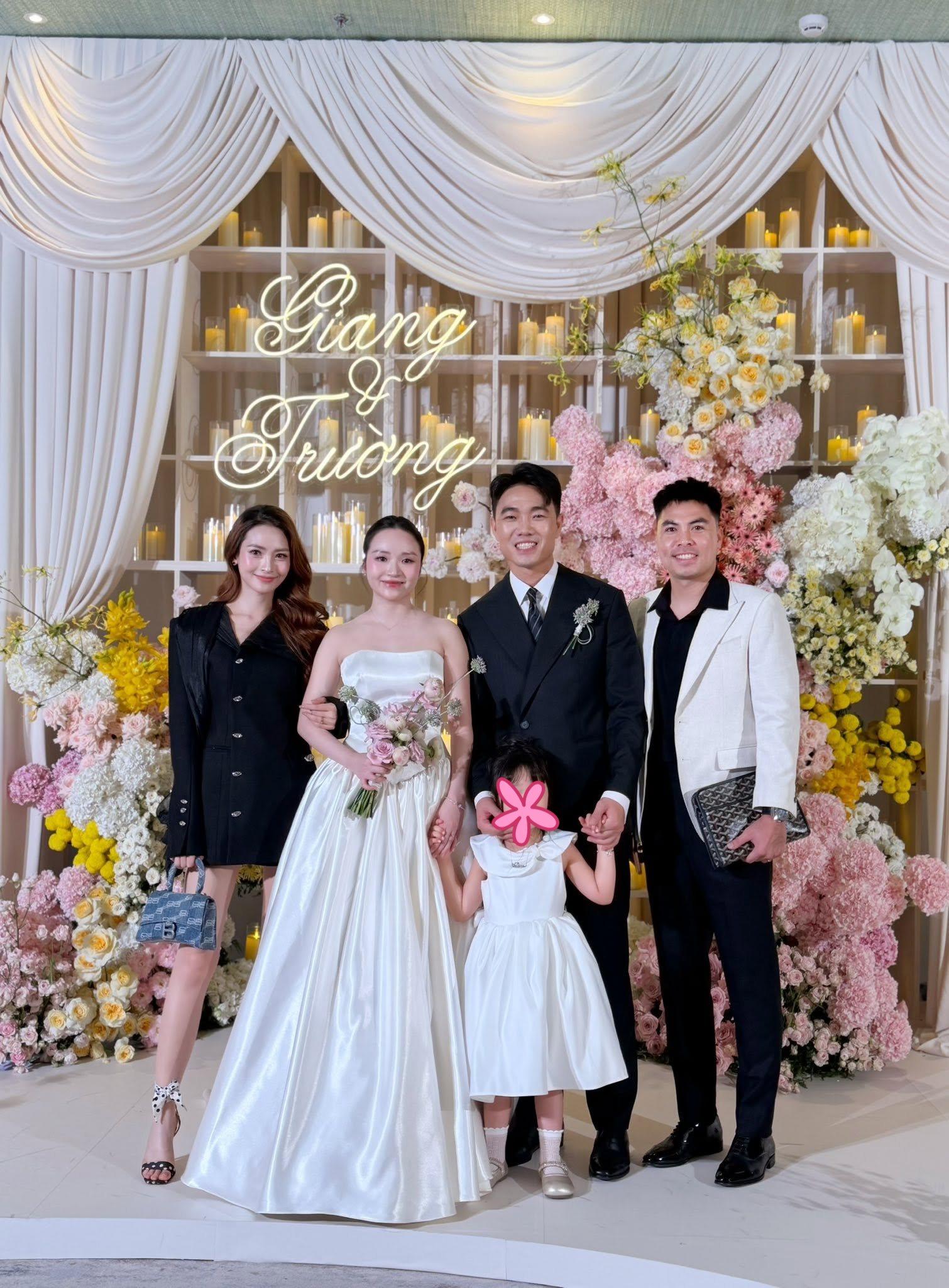 Lễ cưới Xuân Trường và Nhuệ Giang sau 5 năm đám hỏi: Cô dâu khóc nức nở, con gái được giao trọng trách đặc biệt- Ảnh 1.