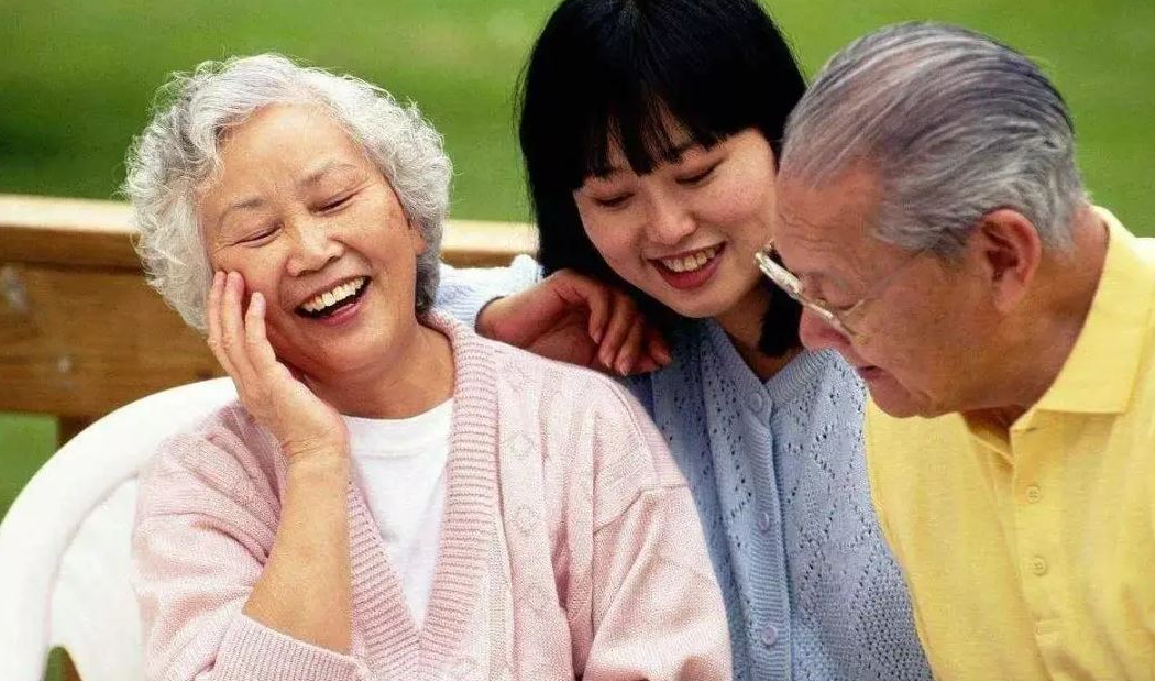 Khi con chủ động gửi tiền, cha mẹ thông minh không bao giờ nói: "Thôi con giữ lấy mà dùng" mà sẽ xử lý cực khéo như này!- Ảnh 1.
