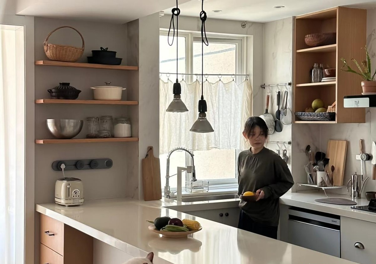 Cải tạo nhà lần hai, tôi bỏ hẳn tủ bếp treo tường: Căn bếp rộng hơn, sáng hơn và dễ dọn dẹp hơn hẳn- Ảnh 4.