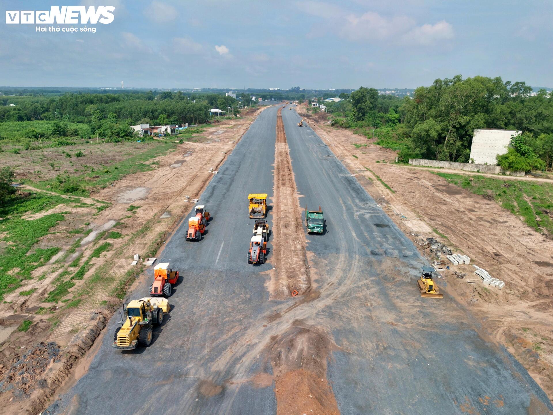 Tấp nập thi công đường huyết mạch kết nối sân bay Long Thành- Ảnh 8.