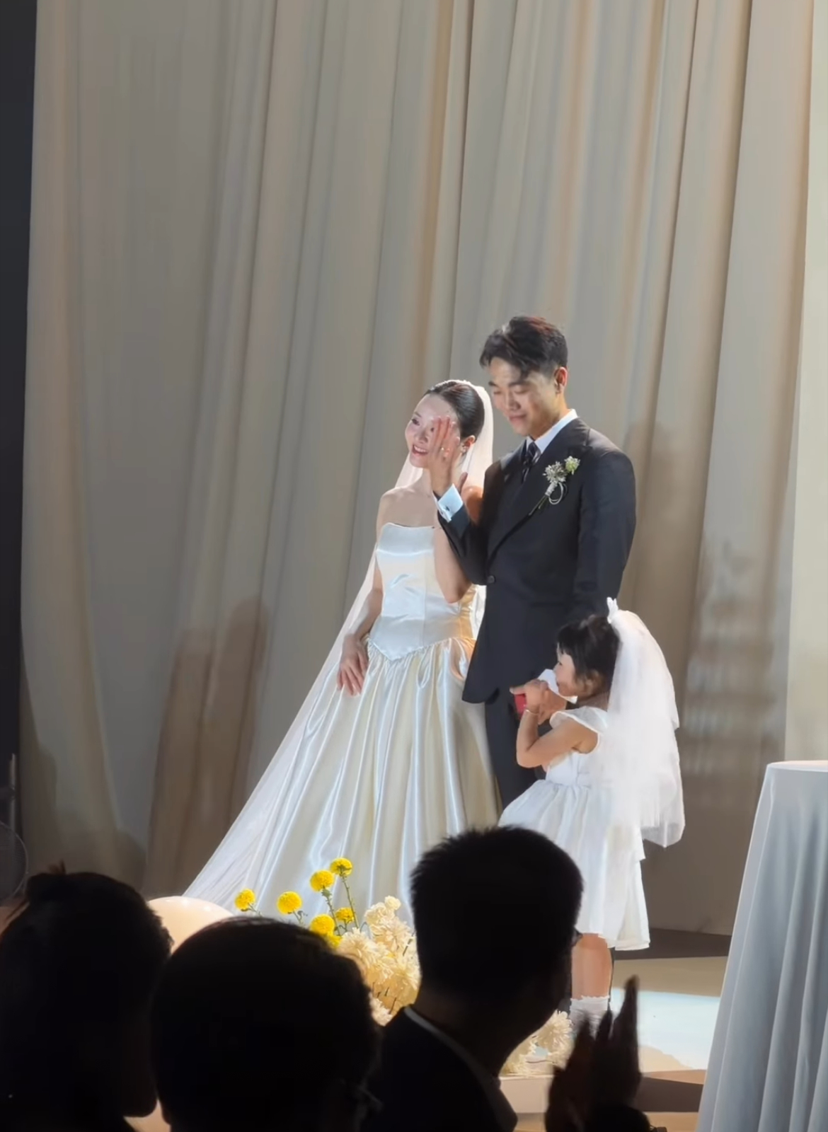 Lễ cưới Xuân Trường và Nhuệ Giang sau 5 năm đám hỏi: Cô dâu khóc nức nở, con gái được giao trọng trách đặc biệt- Ảnh 5.