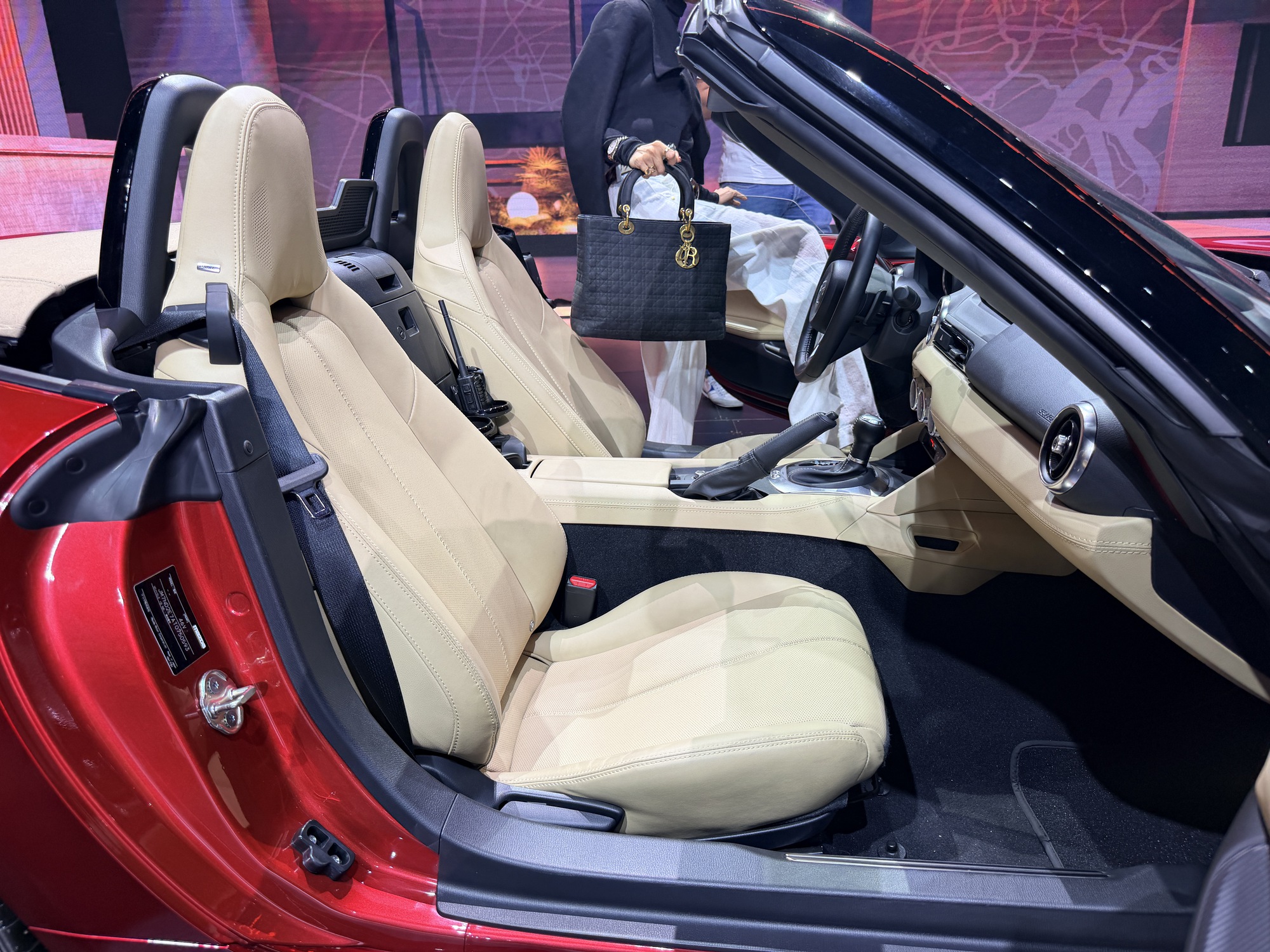 Mazda MX-5 giá 1,339 tỷ đồng, có cả mui mềm và mui cứng cho ‘dân chơi’ Việt - Ảnh 4.