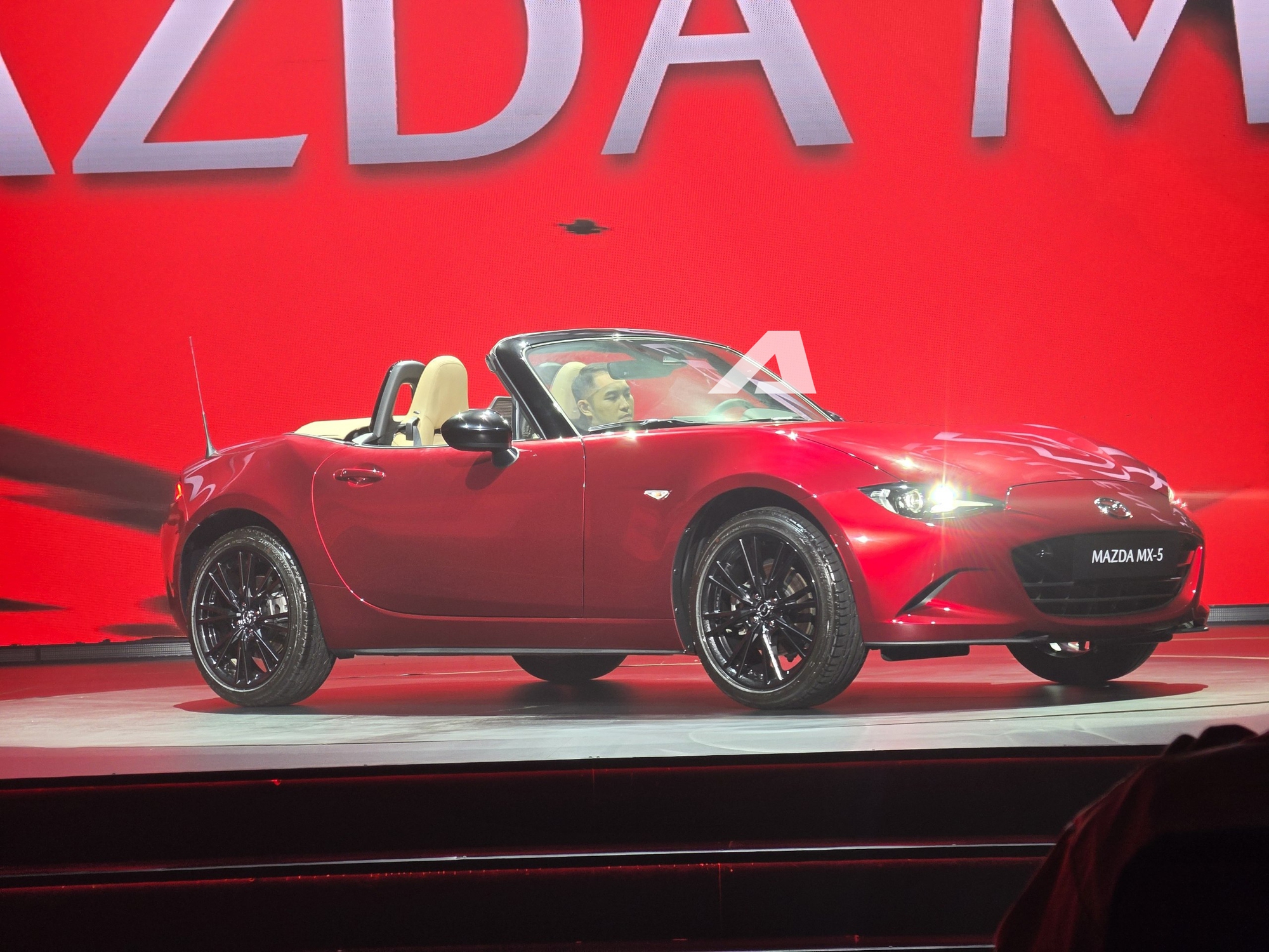 Mazda MX-5 giá 1,339 tỷ đồng, có cả mui mềm và mui cứng cho ‘dân chơi’ Việt - Ảnh 2.
