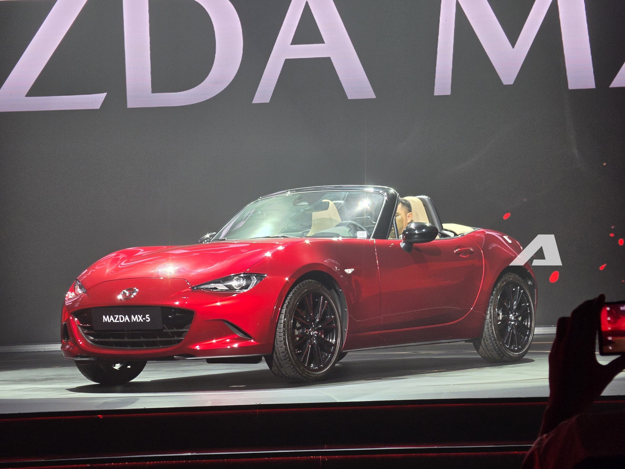 Mazda MX-5 giá 1,339 tỷ đồng, có cả mui mềm và mui cứng cho ‘dân chơi’ Việt - Ảnh 6.