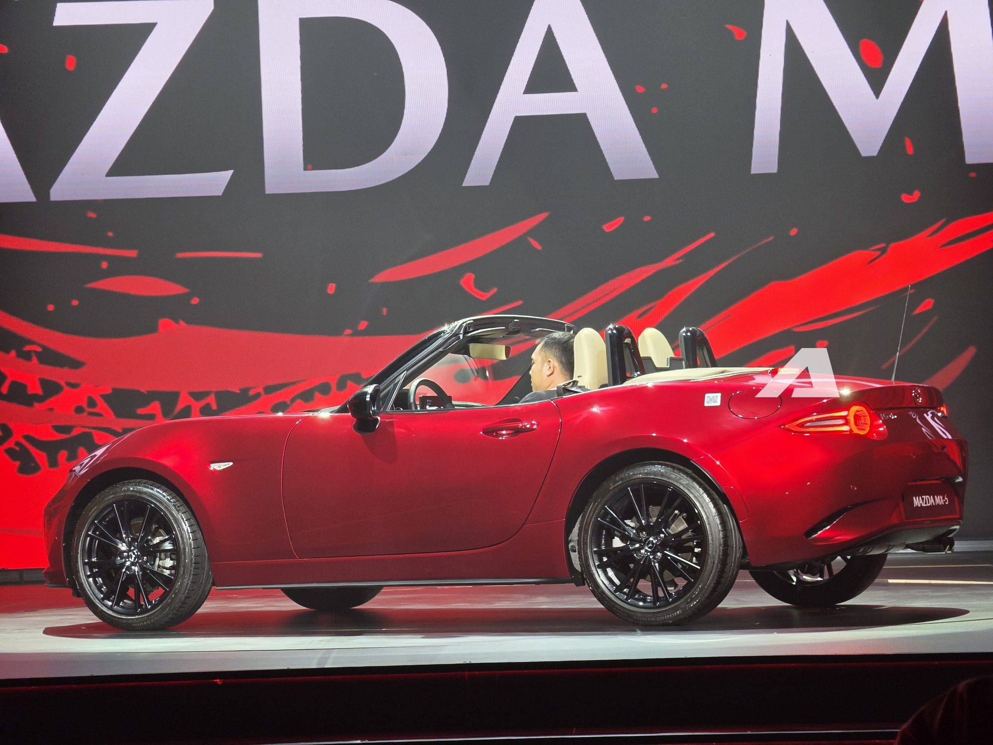 Mazda MX-5 giá 1,339 tỷ đồng, có cả mui mềm và mui cứng cho ‘dân chơi’ Việt - Ảnh 8.
