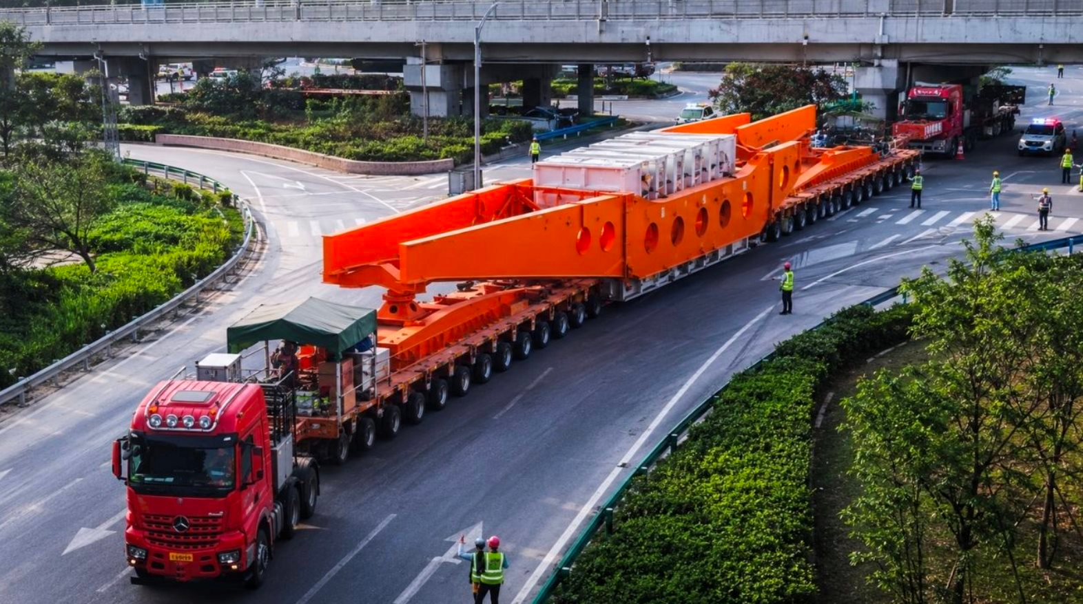 Phát hiện đoàn xe tải Trung Quốc ‘dính liền nhau’ dài gần 100 mét, liên tục di chuyển với tốc độ 5km/h, đang thực hiện nhiệm vụ đặc biệt- Ảnh 1.