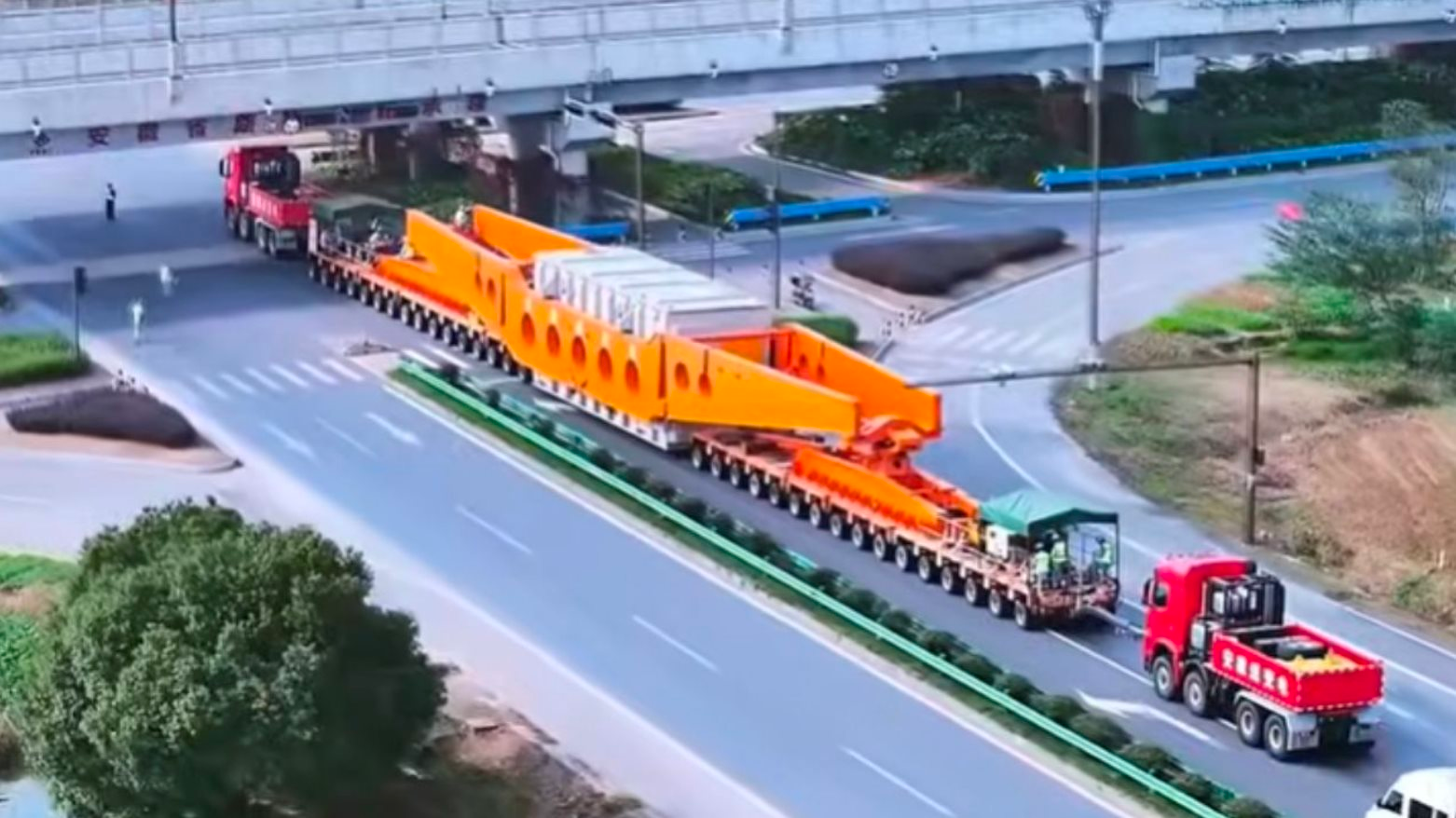 Phát hiện đoàn xe tải Trung Quốc ‘dính liền nhau’ dài gần 100 mét, liên tục di chuyển với tốc độ 5km/h, đang thực hiện nhiệm vụ đặc biệt- Ảnh 2.