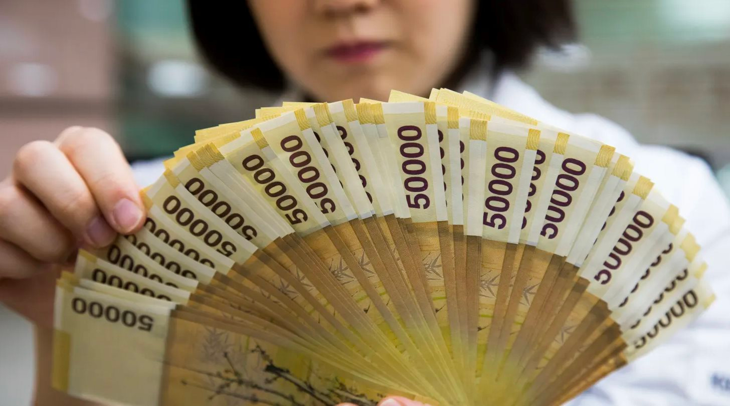 Nhân sự một ngành nhận thưởng đến hơn 13 tỷ đồng, ngân hàng trung ương một nước châu Á 'như ngồi trên đống lửa'- Ảnh 1.