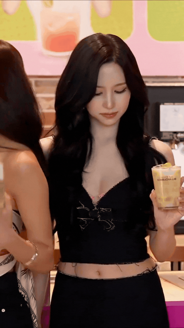 Mỹ nhân được đề cử đẹp nhất thế giới khoe vòng 1 khác lạ, tưởng tiểu thư kín đáo, ai ngờ lột xác khó tin- Ảnh 2.