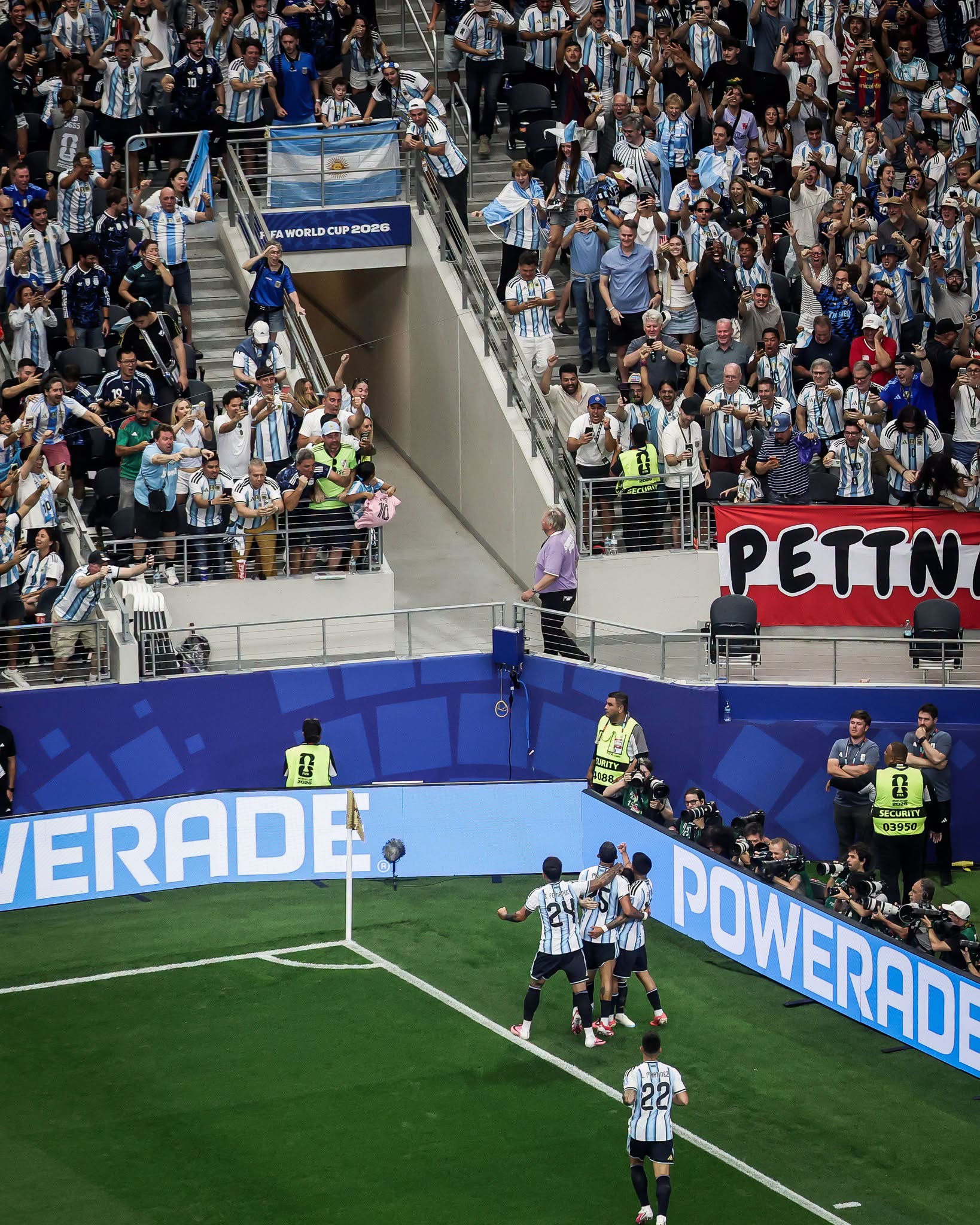 Chùm ảnh: Từ sút hỏng penalty đến bàn thắng thứ 18, Messi đi vào lịch sử World Cup- Ảnh 10. Chùm ảnh: Từ sút hỏng penalty đến bàn thắng thứ 18, Messi đi vào lịch sử World Cup- Ảnh 10.