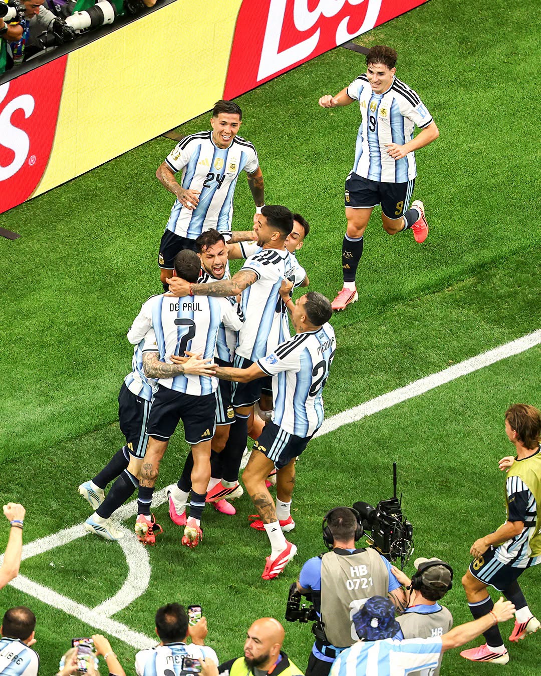 Chùm ảnh: Từ sút hỏng penalty đến bàn thắng thứ 18, Messi đi vào lịch sử World Cup- Ảnh 13. Chùm ảnh: Từ sút hỏng penalty đến bàn thắng thứ 18, Messi đi vào lịch sử World Cup- Ảnh 13.