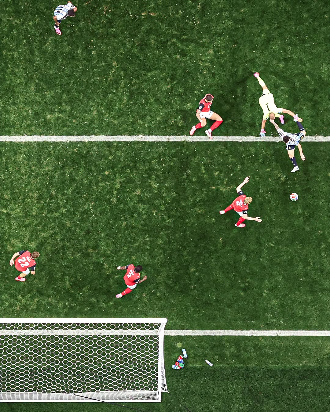 Chùm ảnh: Từ sút hỏng penalty đến bàn thắng thứ 18, Messi đi vào lịch sử World Cup- Ảnh 12. Chùm ảnh: Từ sút hỏng penalty đến bàn thắng thứ 18, Messi đi vào lịch sử World Cup- Ảnh 12.
