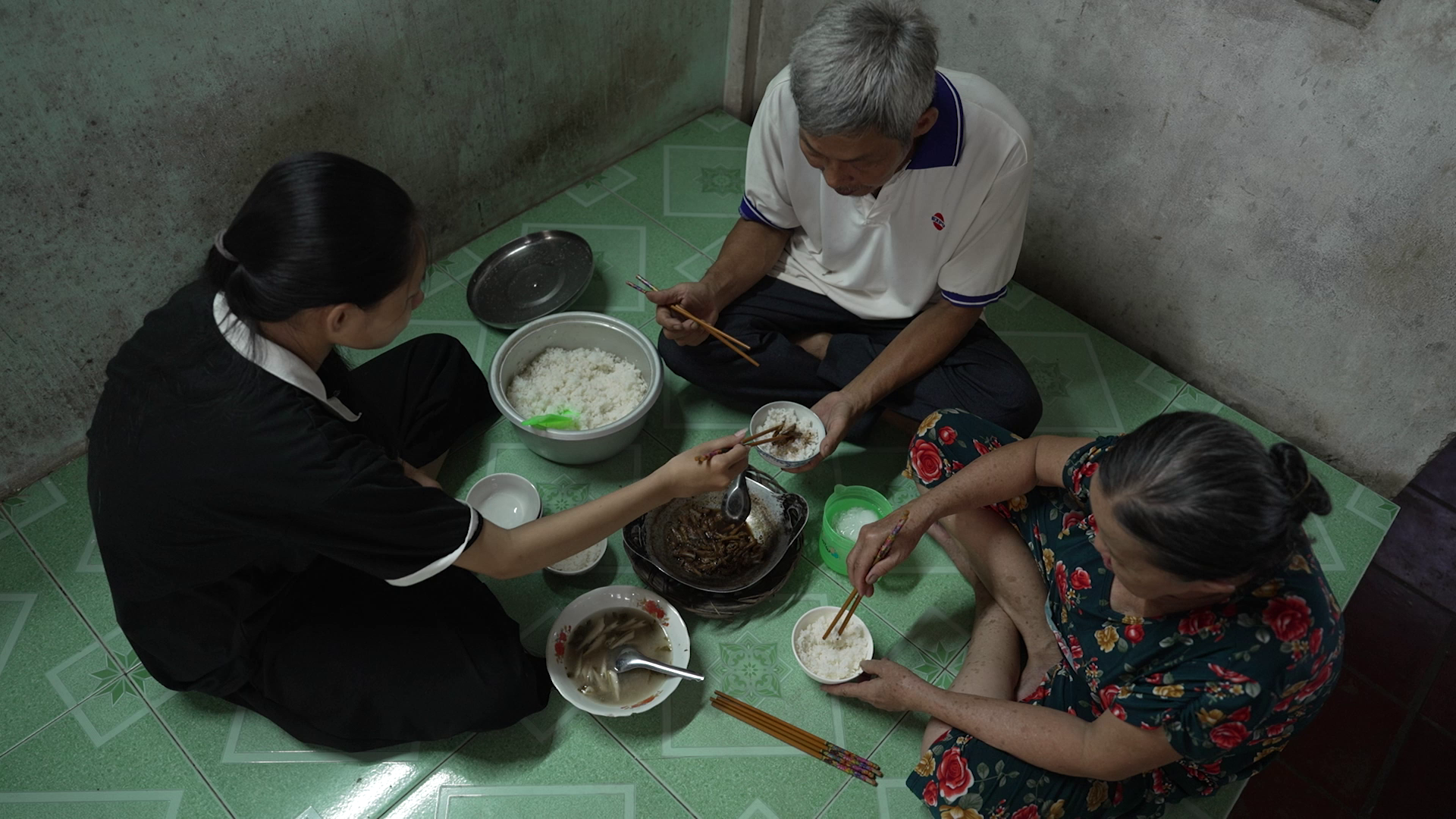 Nam NSƯT U50 bật khóc nức nở trên truyền hình: "Tôi xin nói thẳng"- Ảnh 1.