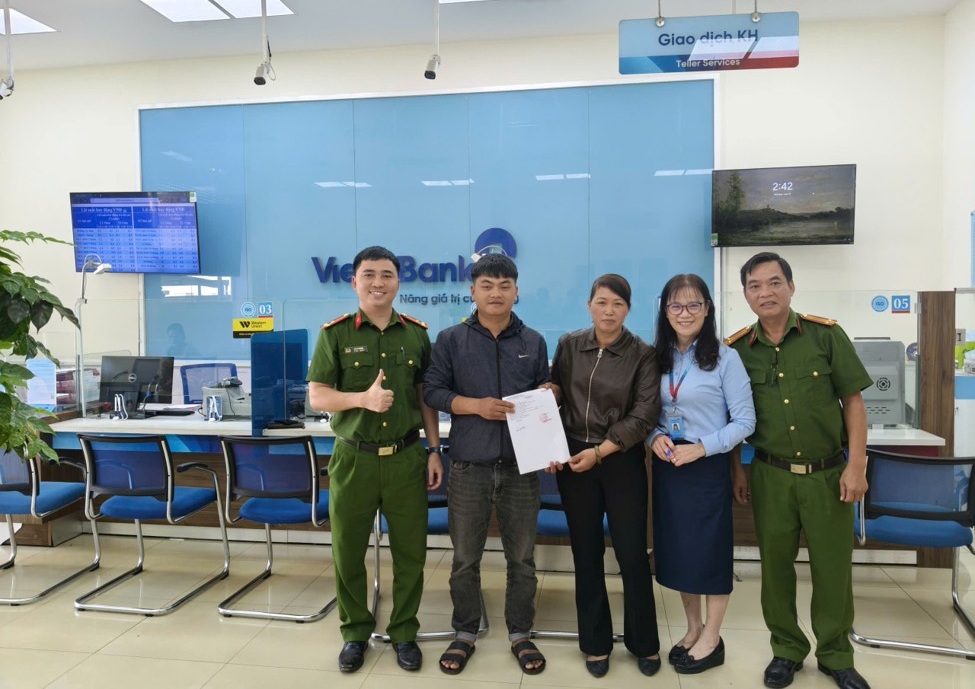 Công an tiến hành xác minh một giao dịch chuyển khoản hơn 100 triệu đồng từ tài khoản VietinBank- Ảnh 1.