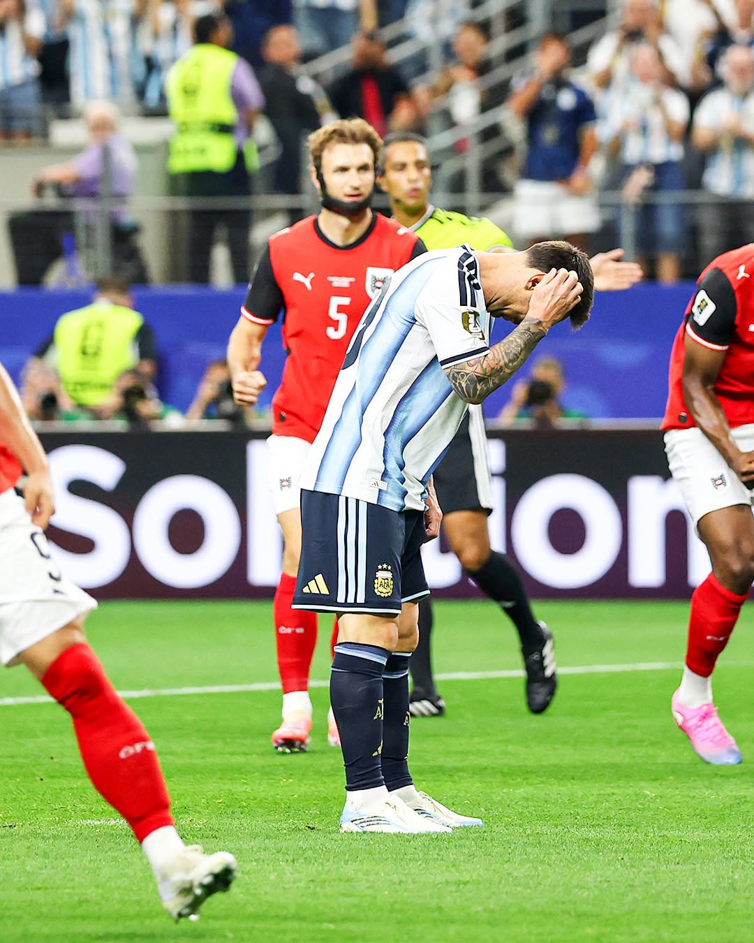 Chùm ảnh: Từ sút hỏng penalty đến bàn thắng thứ 18, Messi đi vào lịch sử World Cup- Ảnh 3. Chùm ảnh: Từ sút hỏng penalty đến bàn thắng thứ 18, Messi đi vào lịch sử World Cup- Ảnh 3.