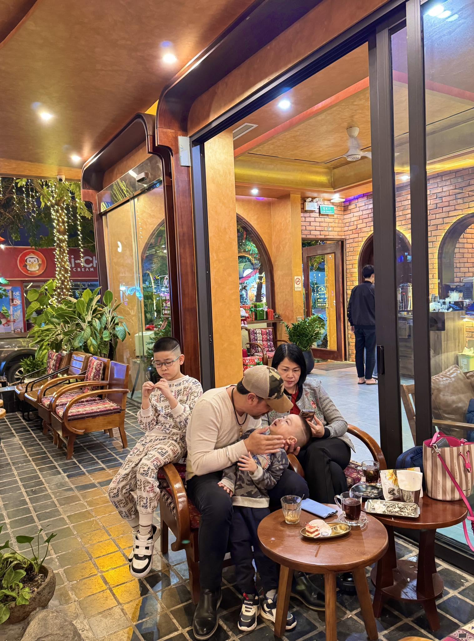 "Ông trùm ma túy" giờ vàng VTV là trung tá công an: Cưới vợ đẹp làm sếp ngân hàng, sinh 4 con - Ảnh 8.