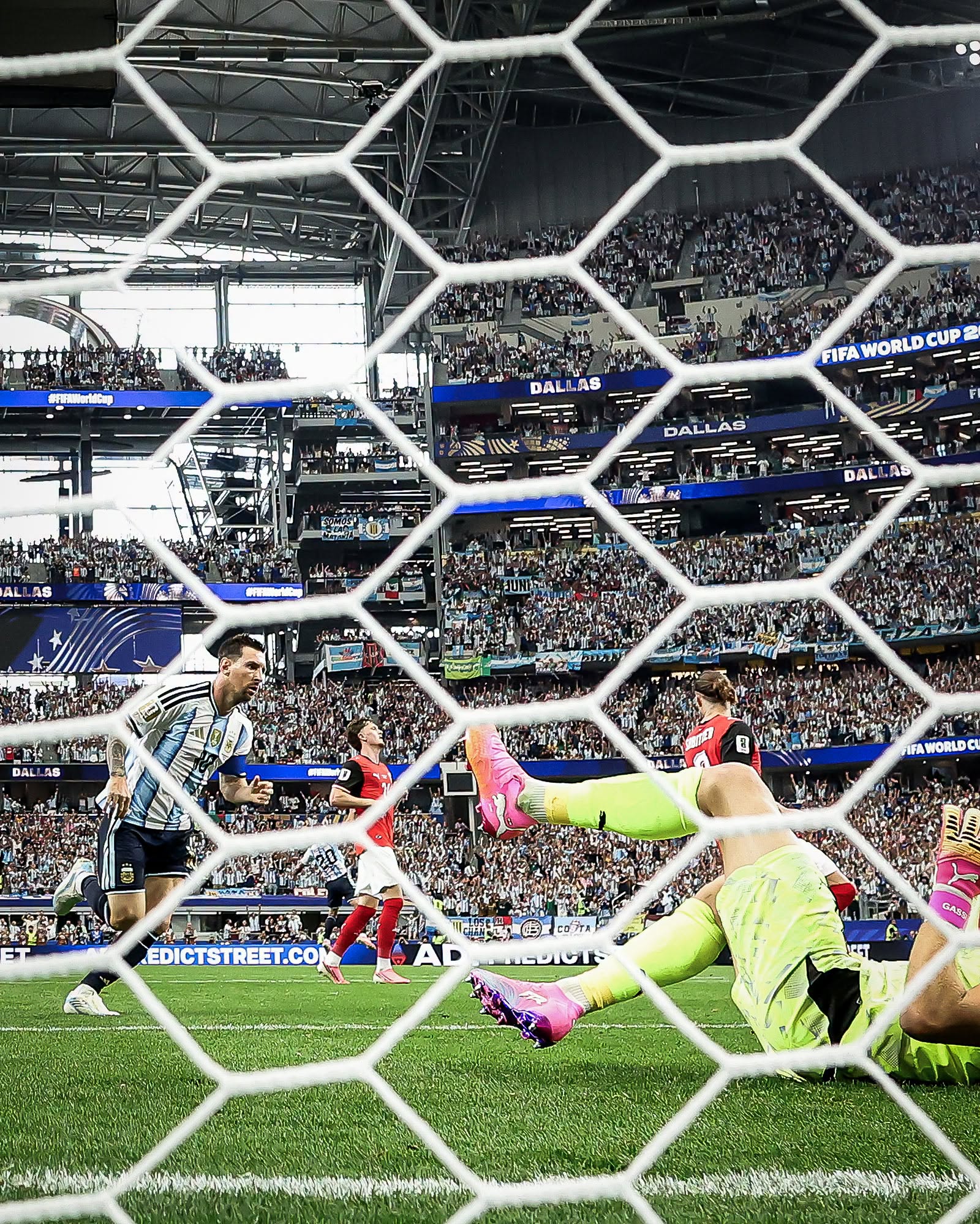 Chùm ảnh: Từ sút hỏng penalty đến bàn thắng thứ 18, Messi đi vào lịch sử World Cup- Ảnh 7. Chùm ảnh: Từ sút hỏng penalty đến bàn thắng thứ 18, Messi đi vào lịch sử World Cup- Ảnh 7.