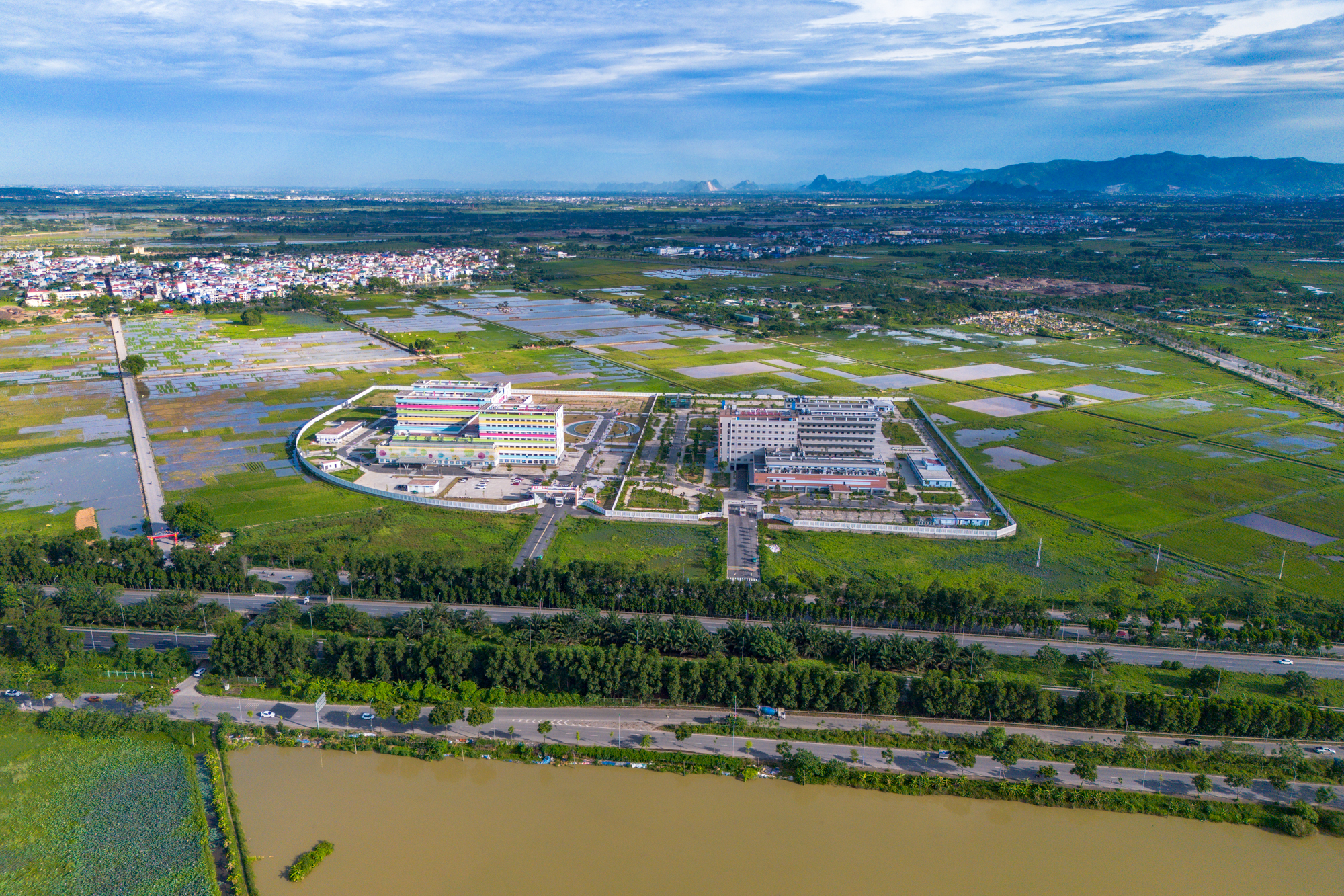Toàn cảnh khu vực cách trung tâm 20km sắp có 3 đại học lớn quy mô hàng chục ha chuyển về, nằm sát tuyến metro số 5, giá đất vượt 100 triệu/m2 - Ảnh 4.