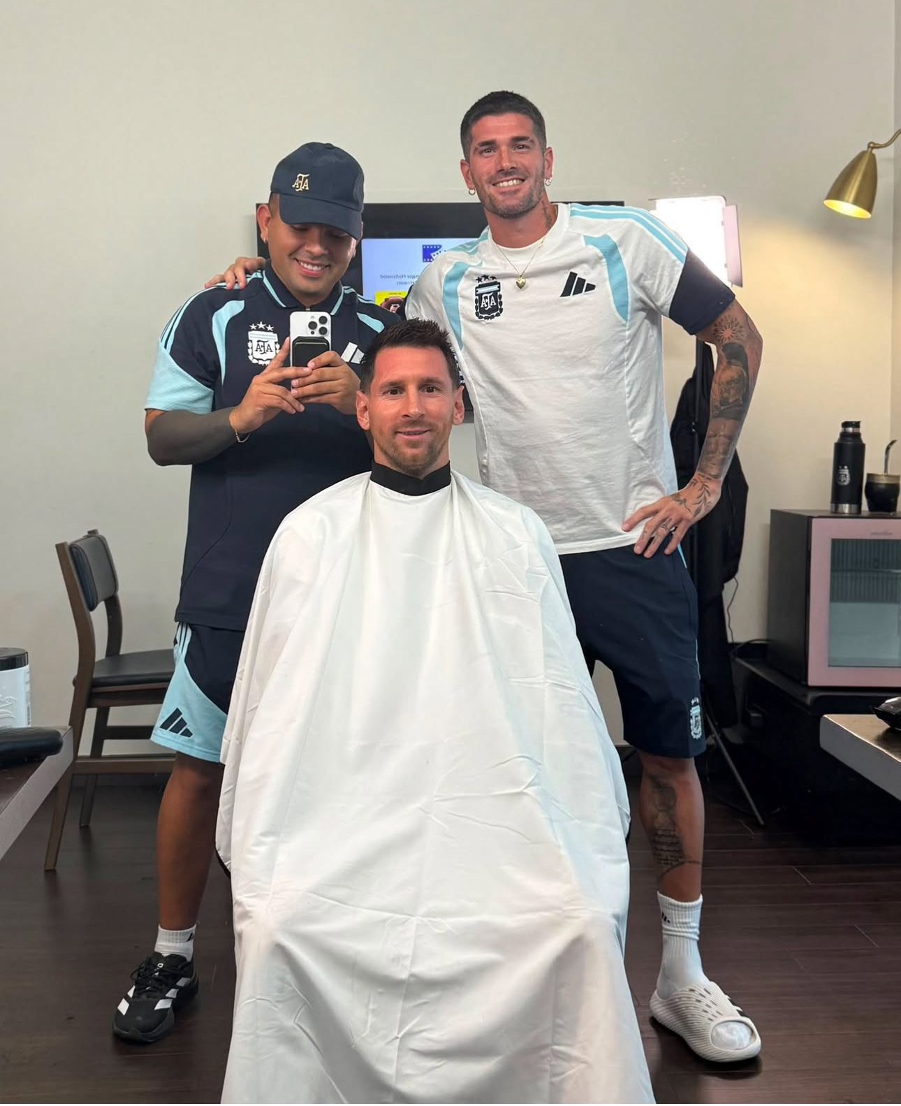 Messi đi "đảo ngói" trước trận Argentina vs Áo  - Ảnh 1.