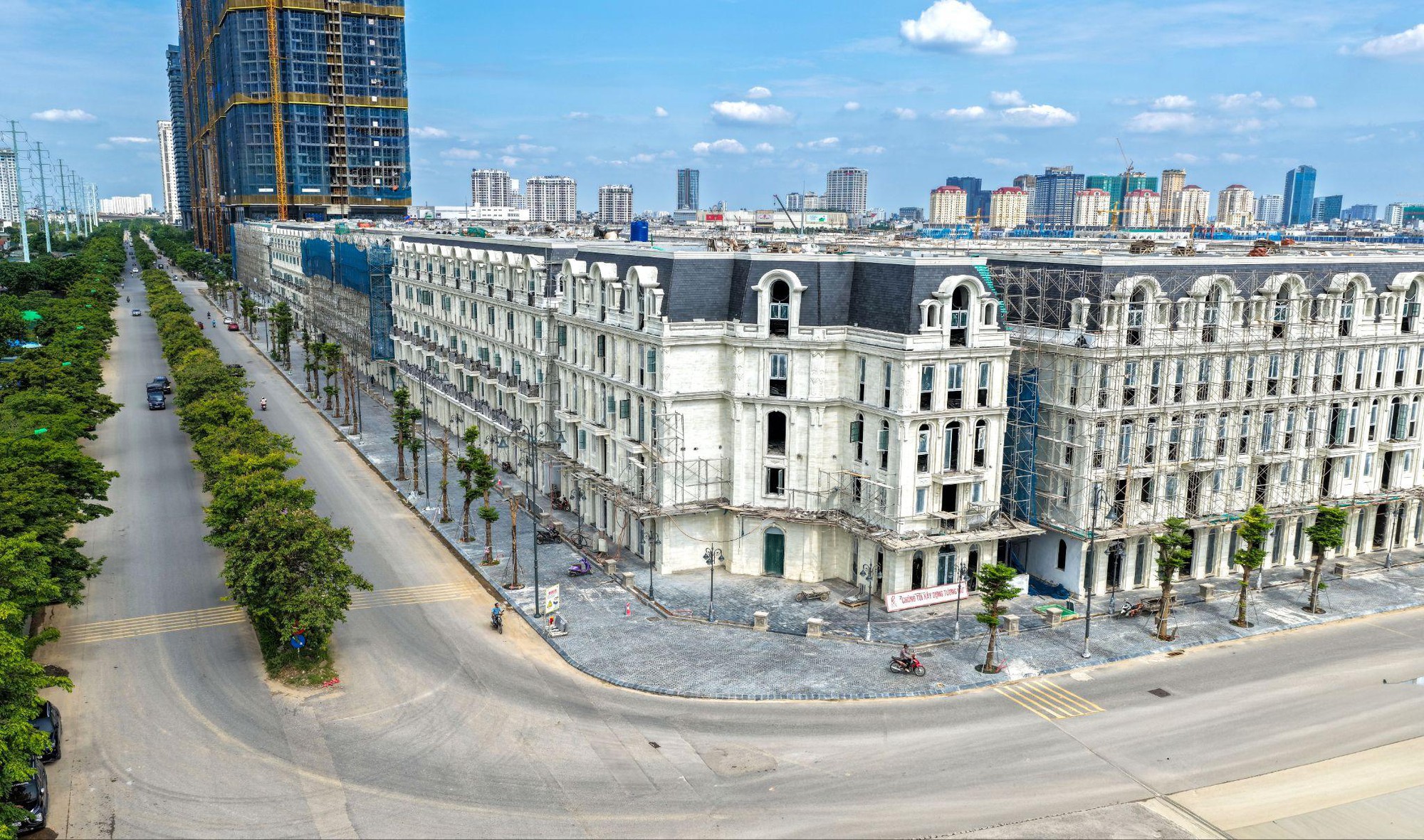 Cận cảnh đại lộ ánh sáng đang thành hình trên trục đường 40m ven sông Hồng tại Ciputra - Ảnh 1. Cận cảnh đại lộ ánh sáng đang thành hình trên trục đường 40m ven sông Hồng tại Ciputra - Ảnh 1.