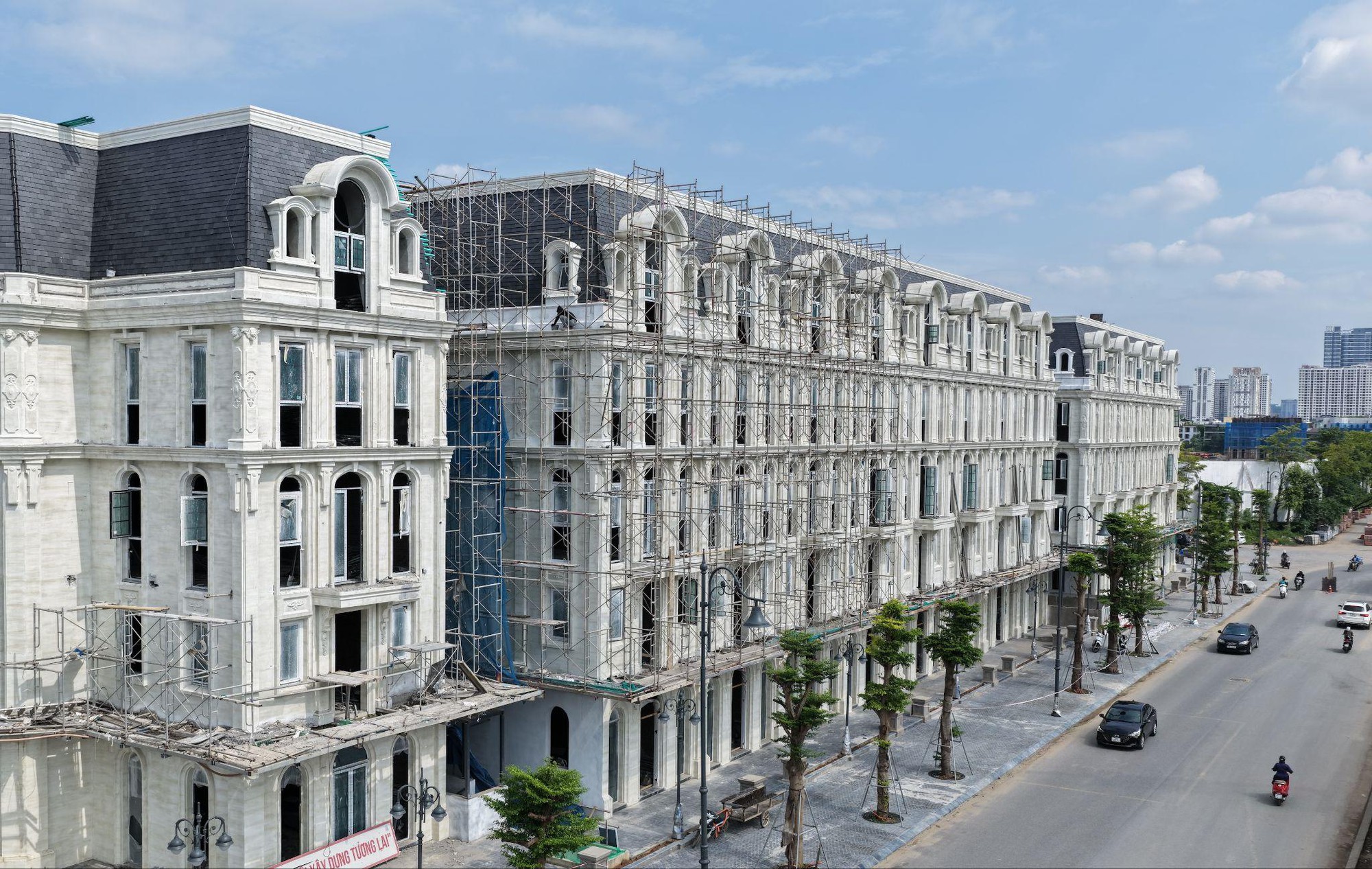 Cận cảnh đại lộ ánh sáng đang thành hình trên trục đường 40m ven sông Hồng tại Ciputra - Ảnh 2. Cận cảnh đại lộ ánh sáng đang thành hình trên trục đường 40m ven sông Hồng tại Ciputra - Ảnh 2.