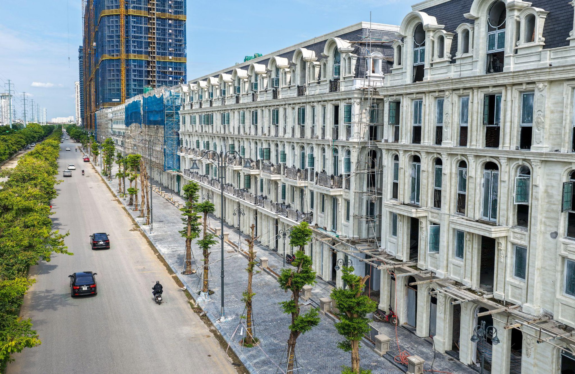 Cận cảnh đại lộ ánh sáng đang thành hình trên trục đường 40m ven sông Hồng tại Ciputra - Ảnh 3. Cận cảnh đại lộ ánh sáng đang thành hình trên trục đường 40m ven sông Hồng tại Ciputra - Ảnh 3.