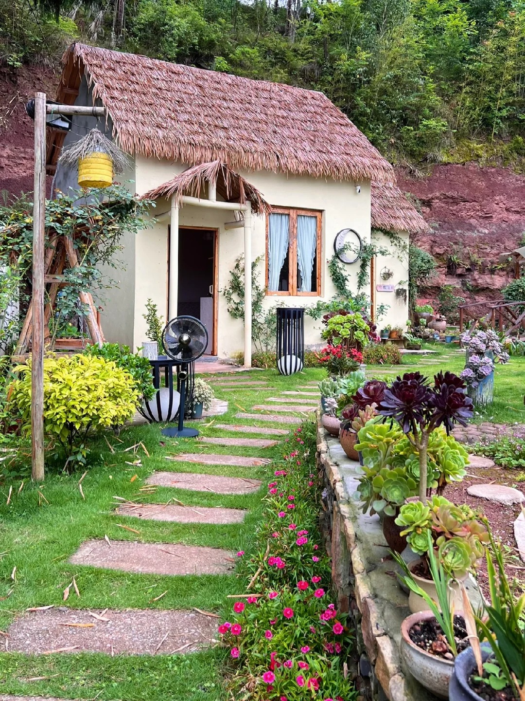 Từ bãi đất hoang thành nhà cổ tích 14m2 giá 70 triệu- Ảnh 4.