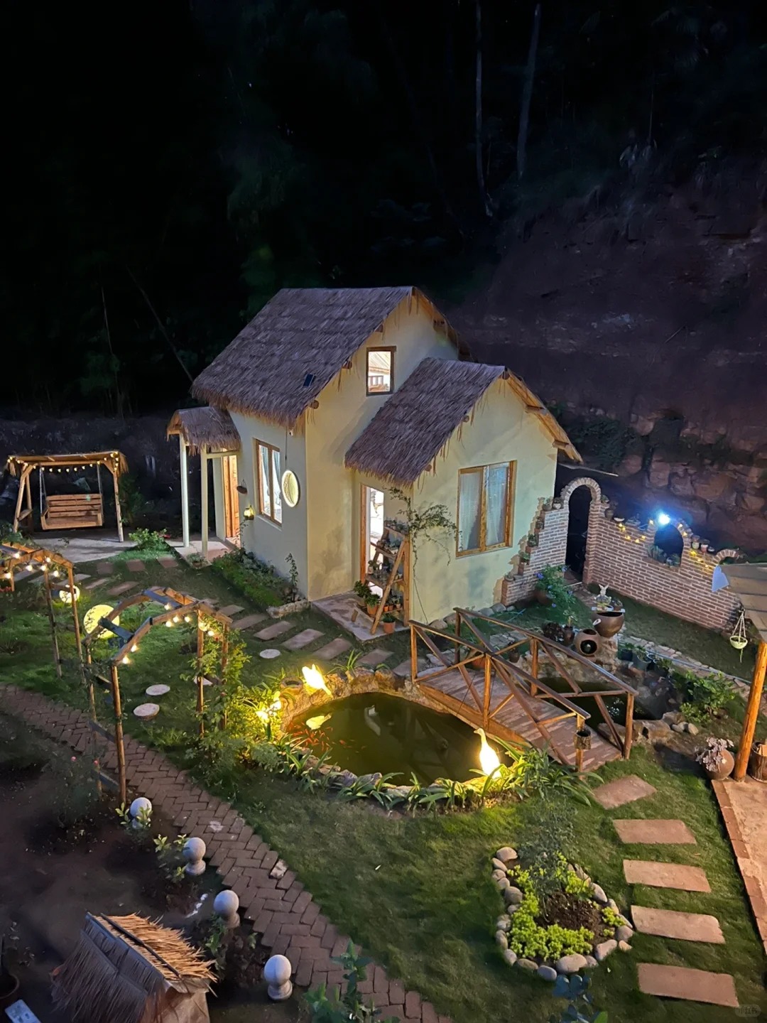 Từ bãi đất hoang thành nhà cổ tích 14m2 giá 70 triệu- Ảnh 6.