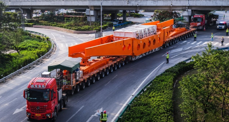 Phát hiện Trung Quốc vận hành đoàn xe dài gần 100m, nặng 600 tấn, chỉ chạy 5km/h, vận chuyển thiết bị khổng lồ phục vụ siêu dự án  - Ảnh 1.