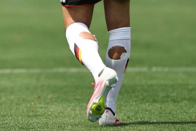 Phát hiện nhiều cầu thủ World Cup đi tất rách ra sân - Ảnh 1.
