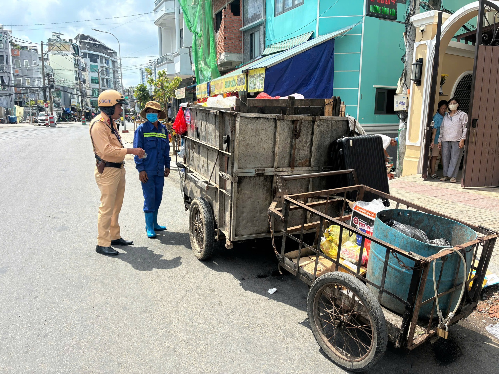 Nhiều xe máy kéo theo thùng chở rác bị CSGT TPHCM xử lý - Ảnh 1.